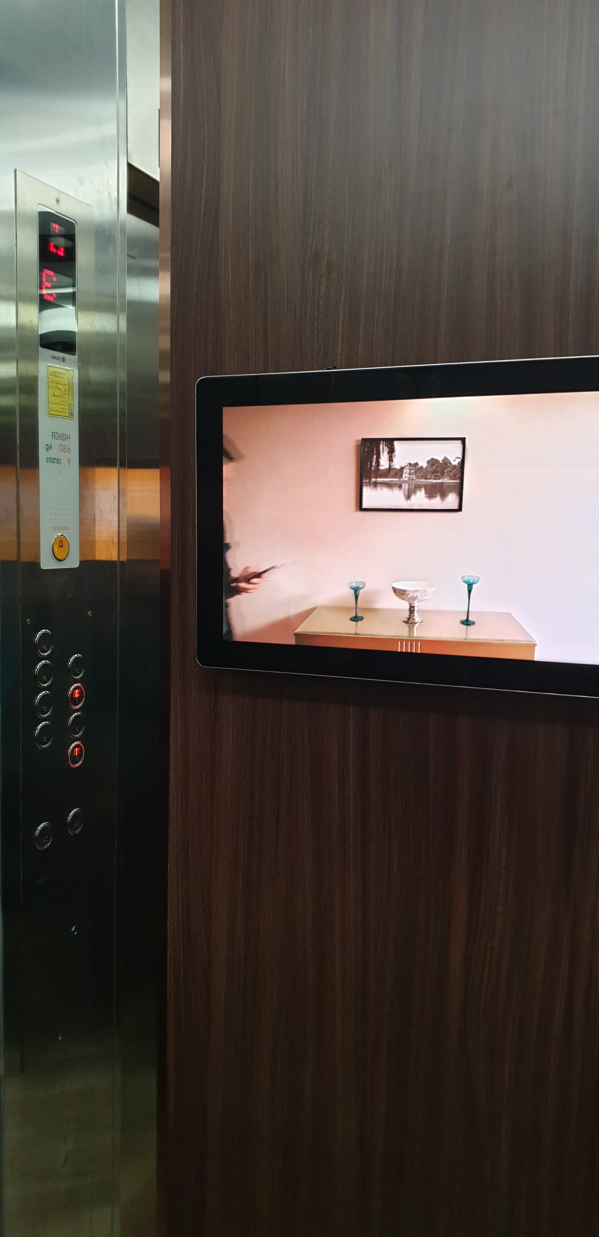 Có được dùng thang máy để kinh doanh quảng cáo không?